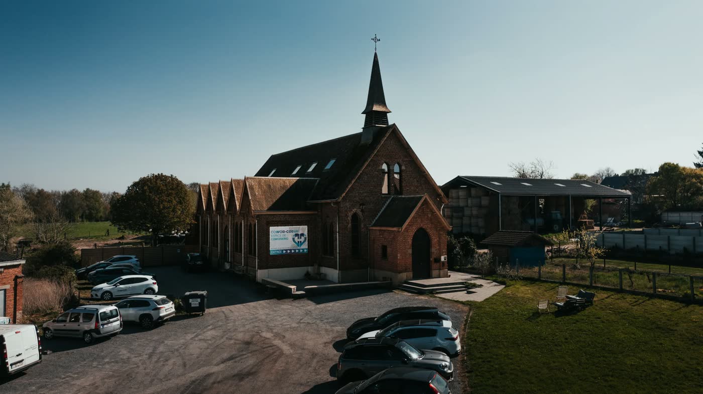 L'église de Frameries devenue le coworking Cowor-Coeur, vue de l'extérieur